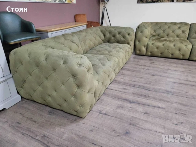 Зелен комплект дивани от плат набук две тройки тип Честърфийлд, снимка 5 - Дивани и мека мебел - 51956009