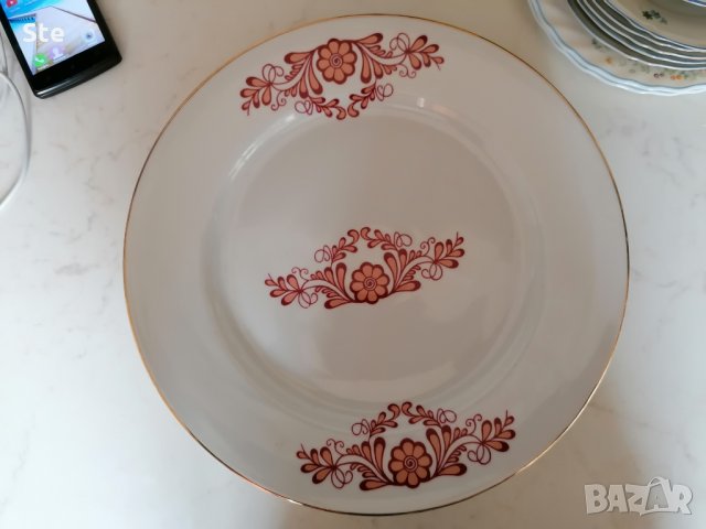 кръгла порцеланова чиния с цветя