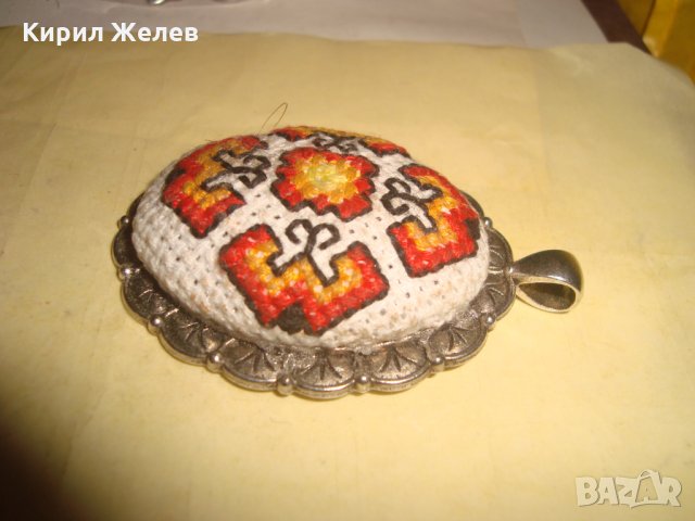 СТАР ПОСРЕБРЕН МЕДАЛЬОН с РЪЧНА ШЕВИЦА ЕТНОГРАФСКИ СТИЛ УНИКАТ МАЙСТОРСКА РЯДКА РАБОТА ПЕНДАНТ 26449, снимка 13 - Антикварни и старинни предмети - 34883959