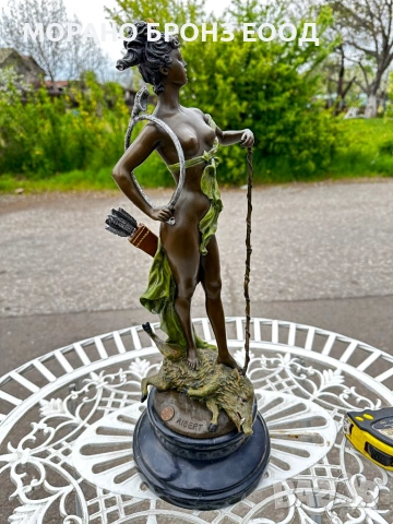 Уникална бронзова статуя 46 см – „Диана Ловджийката“ върху глиган от J. Debut | 6.5 кг