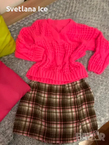 Неонов розов пуловер