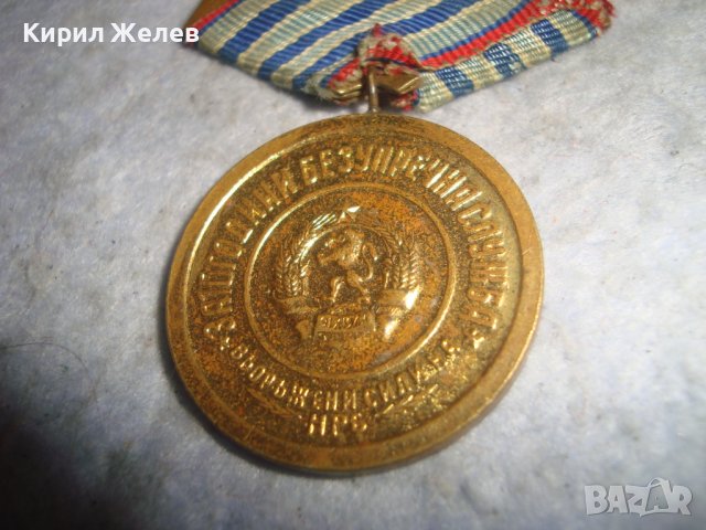 ЗА 10 ГОДИНИ БЕЗУПРЕЧНА СЛУЖБА - ВЪОРЪЖЕНИ СИЛИ на НРБ - Стар СОЦ ПОЗЛАТЕН ВОЕНЕН МЕДАЛ 27792, снимка 2 - Антикварни и старинни предмети - 36772840