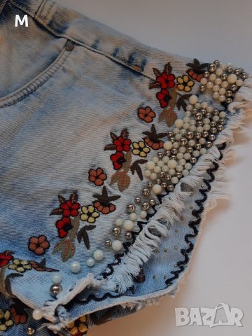 Уникални къси дамски дънкови панталонки с перли и бродерии на N.V.M. на намаление, снимка 4 - Къси панталони и бермуди - 29723592