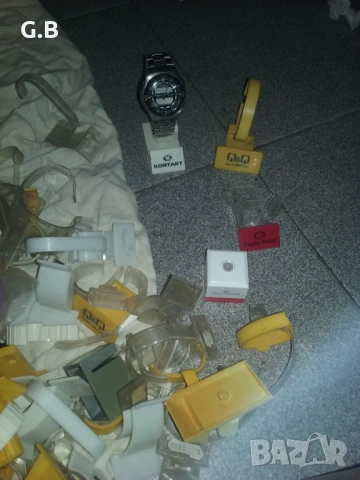 Стойки за часовници.