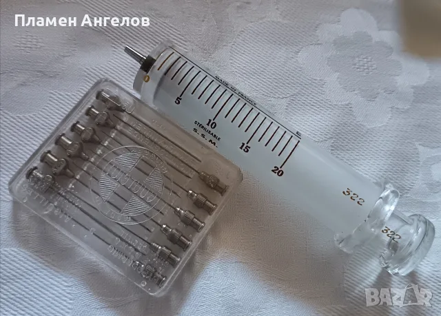 Винтидж френска стъклена спринцовка Flamiver и унгарски винтидж игли Medicor Record. , снимка 5 - Колекции - 55850869