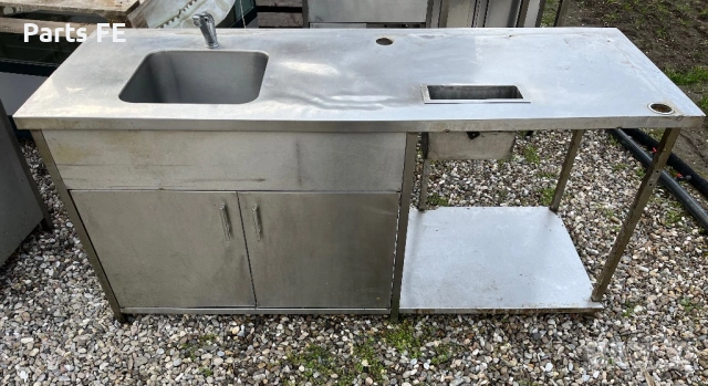 Професионална работна маса с мивка неутрално оборудване 