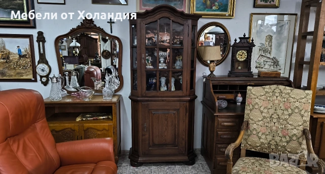Висок дъбов шкаф с витрина