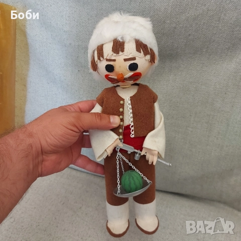 Стара Соц Българска Битова Голяма Кукла Бостанджия  - 34см, снимка 3 - Колекции - 51786257