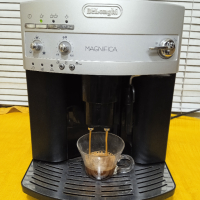 Кафе автомат Delonghi Magnifica  ESAM 3200, снимка 3 - Кафемашини - 44747200