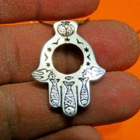 Старинен сребърен Амулет и сребърно синджирче, мощен символичен амулет - ръката на Фатима, символ Ха, снимка 1 - Колиета, медальони, синджири - 38604797