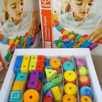 Hape  Дървена игра за малко дете конструктор кубчета с наниз , снимка 4 - Образователни игри - 36583632