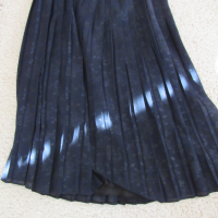 Дамска тъмно синя плисирана пола размер 48, снимка 1 - Поли - 44688718