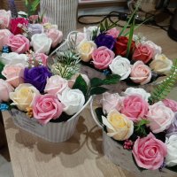 Аранжировка с рози от пластичен сапун, снимка 2 - Декорация за дома - 44483607