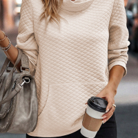 Дамска капитонирана блуза в бежово с висока яка и голям джоб, снимка 1 - Блузи с дълъг ръкав и пуловери - 44634436