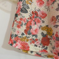 Маркова бутикова ефектна блузка с приказна декорация и прозрачни елементи в свеж флорален десен, снимка 5 - Туники - 33999620