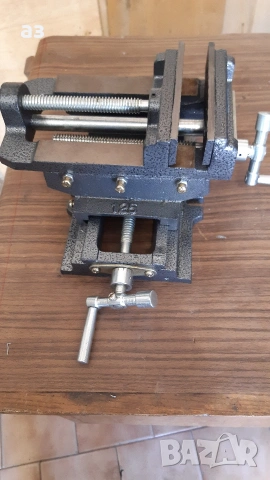 кръстата маса за бормашина