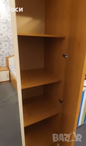 Трикрилен гардероб 150х200 см., цвят медна елша с крем, снимка 4 - Гардероби - 52857763