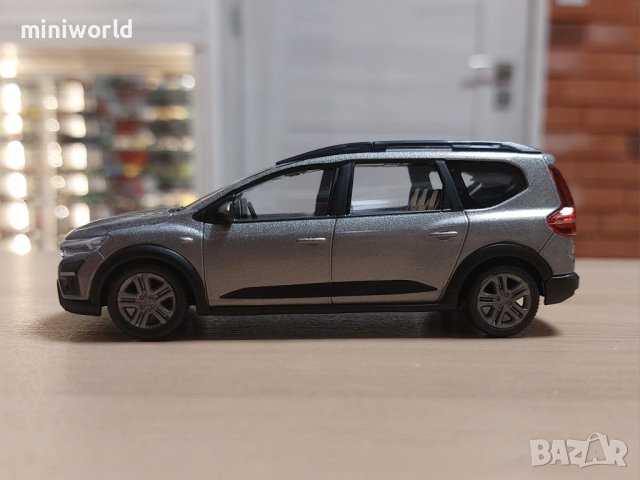 Dacia Jogger 2021 - мащаб 1:43 на Norev моделът е нов в PVC дисплей-кейс, снимка 2 - Колекции - 42822772