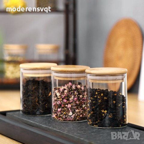 Малък стъклен буркан с бамбуков капак