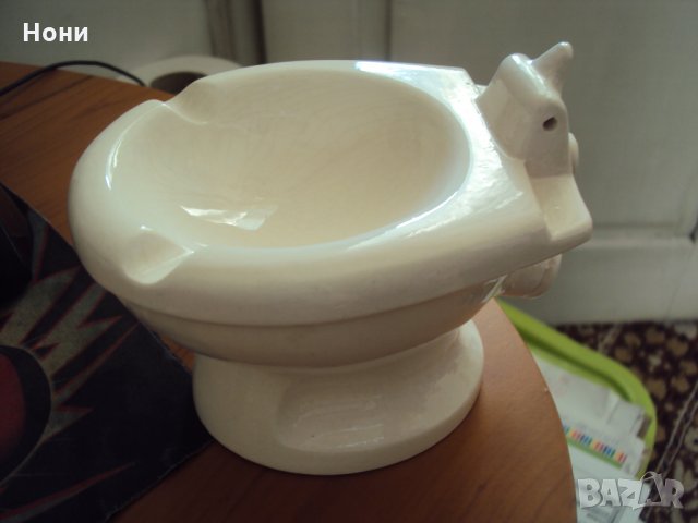 Пепелник във формата на тоалетна чиния