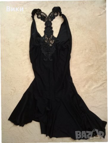 Еластична черна къса рокля с дантелен гръб 
