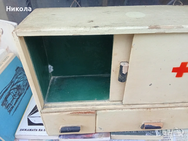 Стара аптечка, снимка 3 - Антикварни и старинни предмети - 54000335