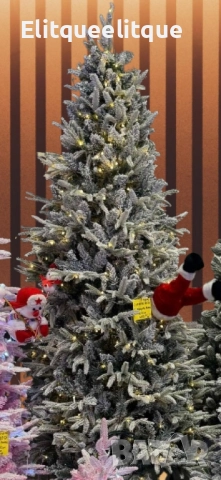 Коледна елха с вградени лампички по връхчетата