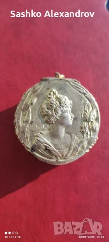 Кутийка - медальон за енфие P. de Bryk