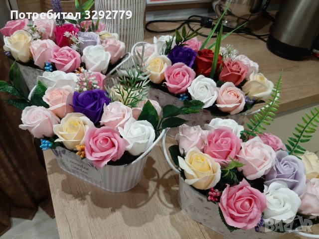 Аранжировка с рози от пластичен сапун, снимка 2 - Декорация за дома - 44483607