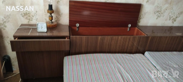 ПОДАРЯВАМ спалня, 2ракли, 2нощни шкафчета, гардероб, тоалетка с огледало, табуретка,2 матрака, снимка 5 - Спални и легла - 51042401