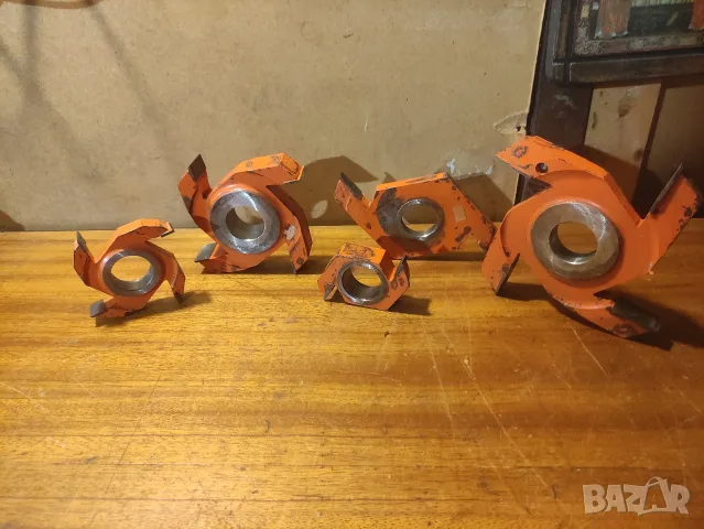 Продавам комплект от 5 бро Професионални фрезови глави (ножове) за PVC дограма. 