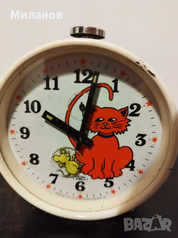 Стар механичен анимиран будилник, настолен часовник