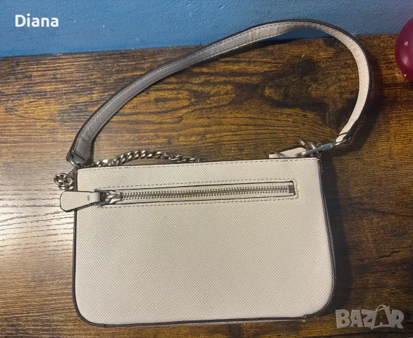 Оригинална дамска чанта на Guess, снимка 3 - Чанти - 56301481