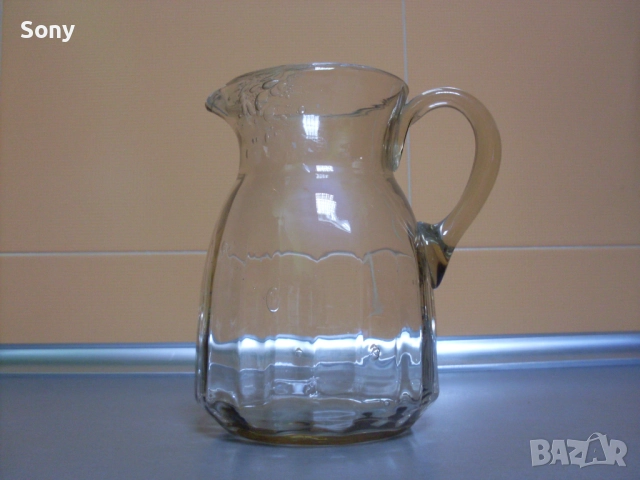 Стара стъклена захарница и кана.