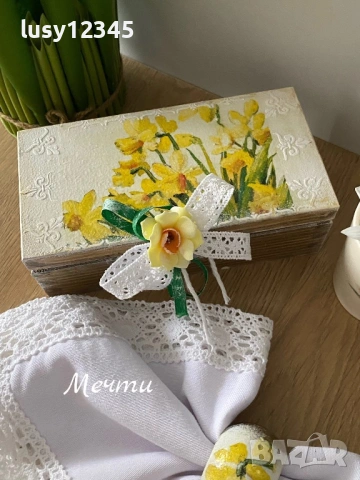 Дървена кутия с 6 пръстена за салфетки с прекрасни, слънчеви нарциси!, снимка 3 - Прибори за хранене, готвене и сервиране - 53259867