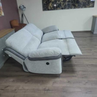 Сив диван от плат тройка La-z-boy с електрически релакс механизъм, снимка 12 - Дивани и мека мебел - 44701249