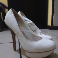 Бели елегантни обувки