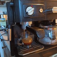 Кафемашина Делонги за еспресо и за шварц кафе, с ръкохватка с крема диск, кана, работи отлично , снимка 1 - Кафемашини - 40466773