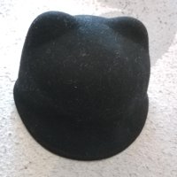 Нова!Детска черна шапка с ушички, снимка 1 - Шапки, шалове и ръкавици - 44385360