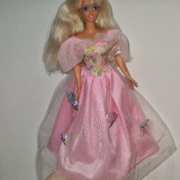 разкошна ретро кукла Барби със розова рокля с пеперуди и жезъл роза, снимка 14 - Кукли - 42758857