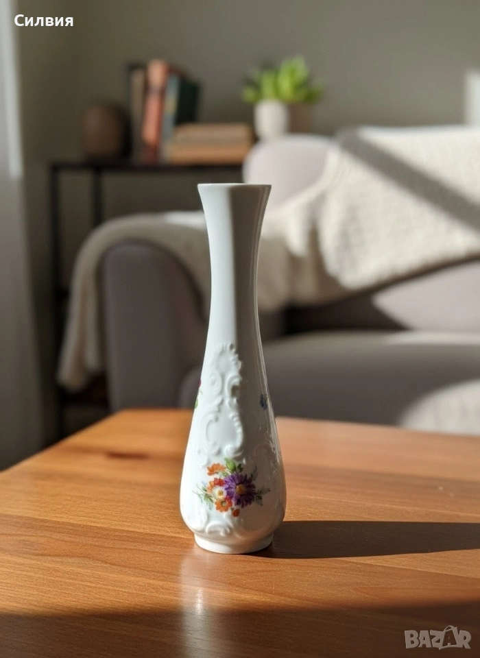 Порцеланова вазичка, снимка 1