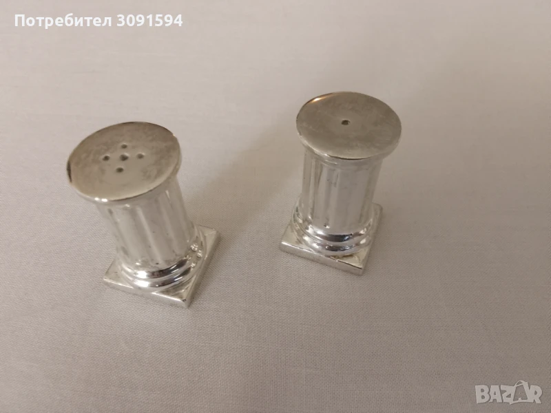 Солница и пиперница, римска колона, изработена от посребрен благороден метал, с квадратна основа. , снимка 1