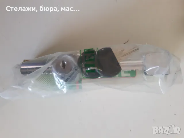 Продавам ключалки – патрон с два ключа за витрина две стъкла.