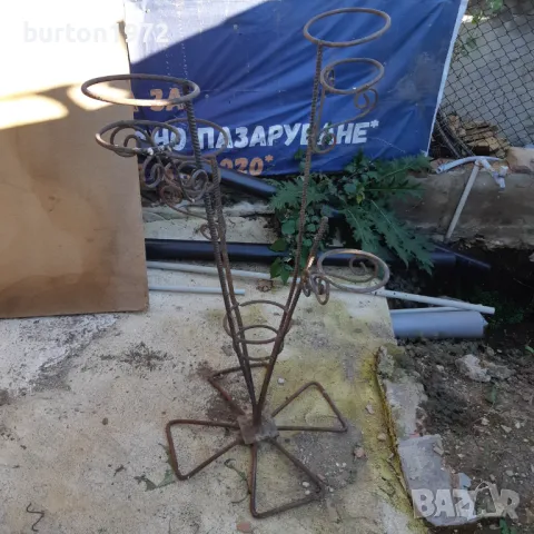 Стар метален цветарник