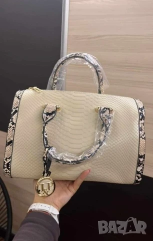 Дамска чанта с декорация от бяла змийска кожа