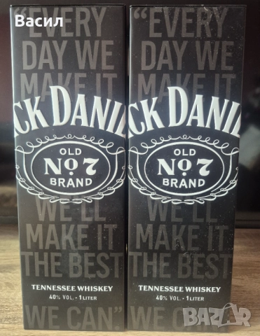 Две метални кутии Джак Даниелс с празни шишета