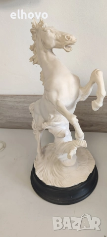 Статуетка на див кон