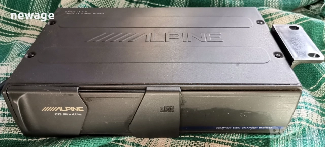 Alpine 5960 CD авто чейнджър, произведен в Япония