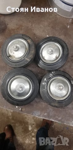 Продавам колела за количка, маса, стелаж. 