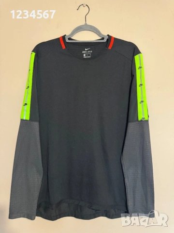 Спортна блуза Nike.